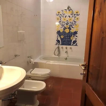 Attico Affrescato Nel Borgo Di Paciano, Umbria * 파치아노