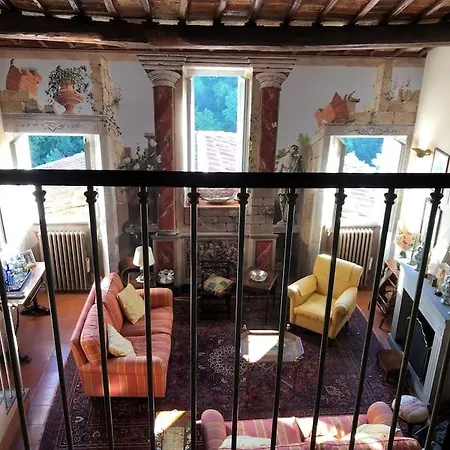 Attico Affrescato Nel Borgo Di Paciano, Umbria * Paciano