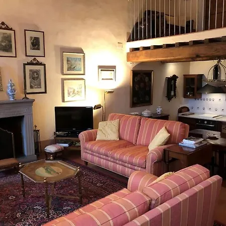Attico Affrescato Nel Borgo Di Paciano, Umbria