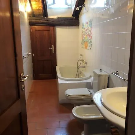 아파트 Attico Affrescato Nel Borgo Di Paciano, Umbria