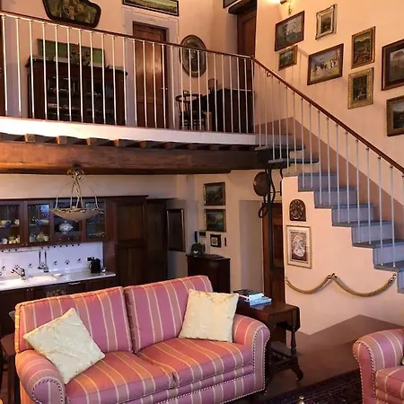 Attico Affrescato Nel Borgo Di Paciano, Umbria *