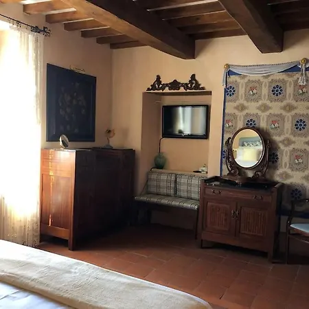 Attico Affrescato Nel Borgo Di Paciano, Umbria Appartement *