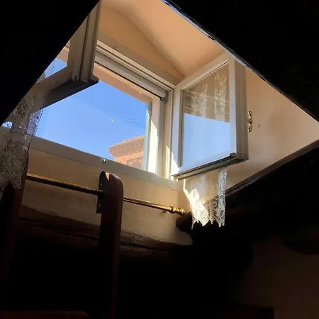 Attico Affrescato Nel Borgo Di Paciano, Umbria