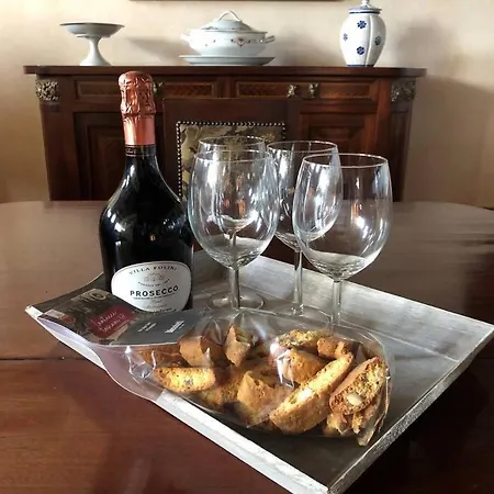 Attico Affrescato Nel Borgo Di Paciano, Umbria *